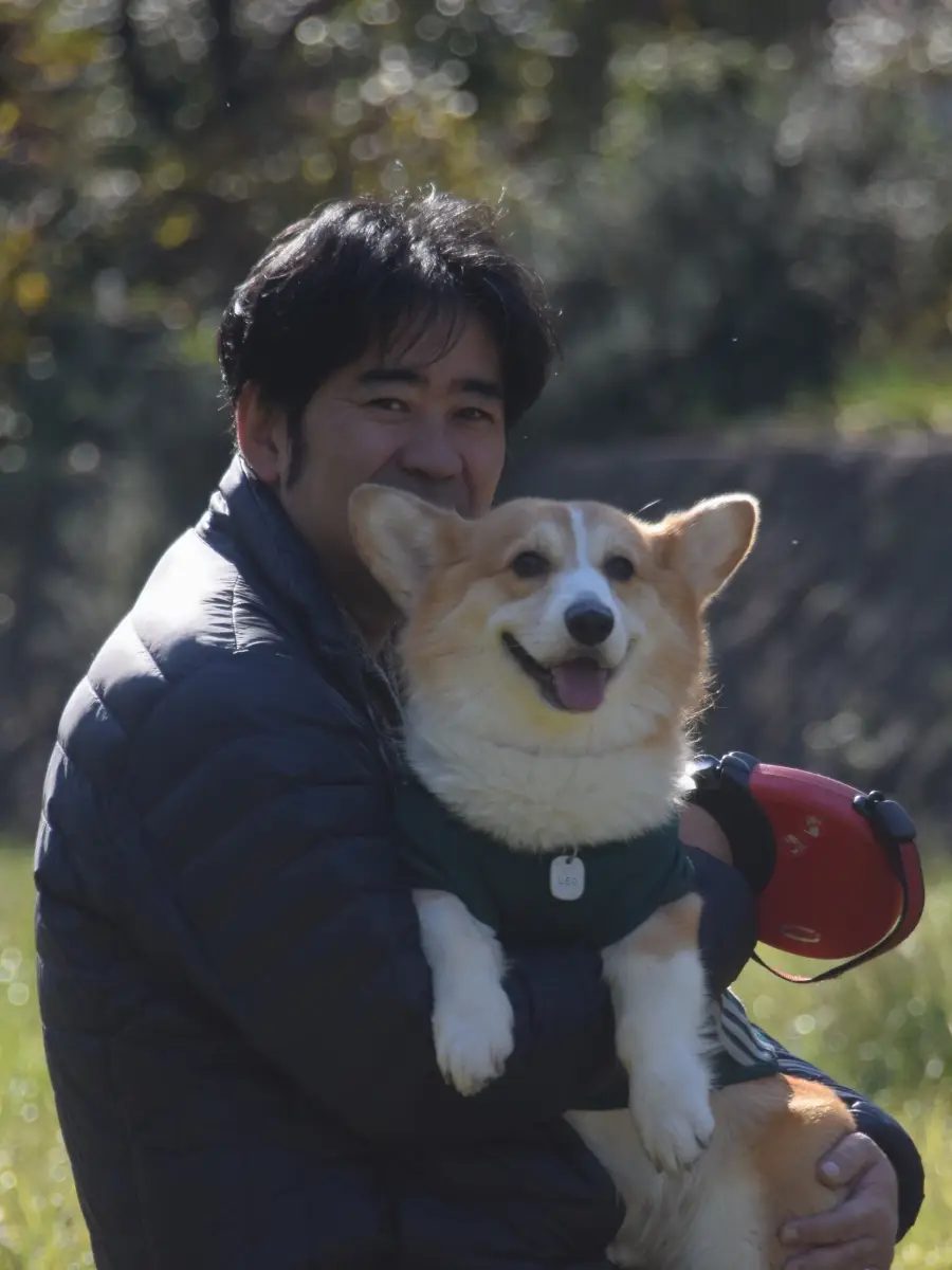 オーナーの井上彰と愛犬レオ