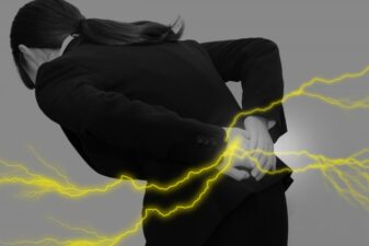 坐骨神経痛で腰を押さえる女性｜西宮・苦楽園のリラクゼーションサロンかくれ家