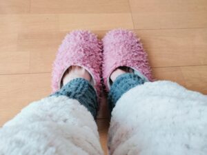 冷え性の女性/足元を温める様子