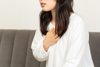 喘息で咳や呼吸の苦しさに悩む女性のイラスト