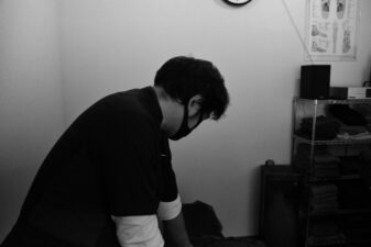 全身の筋肉を丁寧にもみほぐす施術風景