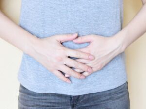 便秘に悩む女性のイメージ 西宮市夙川・苦楽園 足もみサロン