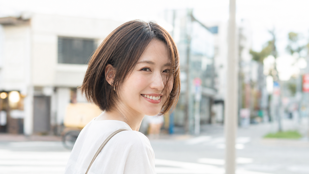 街の中でふっと見せる笑顔が、まわりを明るくする魔法に。
