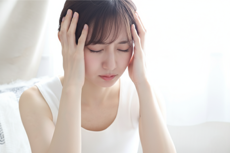 更年期障害で辛そうにしている女性のイメージ